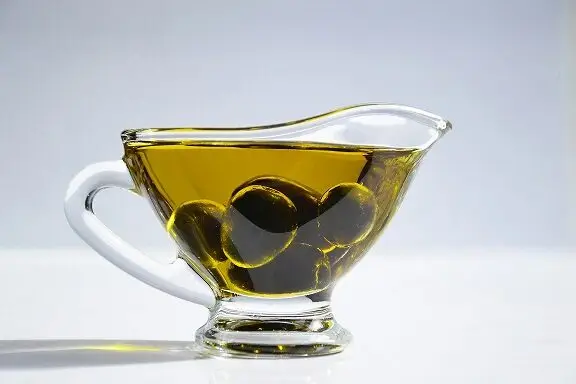 Aceitunas y aceite de oliva virgen extra, fuente de hidratación y antioxidantes naturales para la piel.