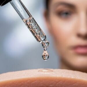 Aplicación de un sérum facial con ácido hialurónico mediante una pipeta para una hidratación profunda.
