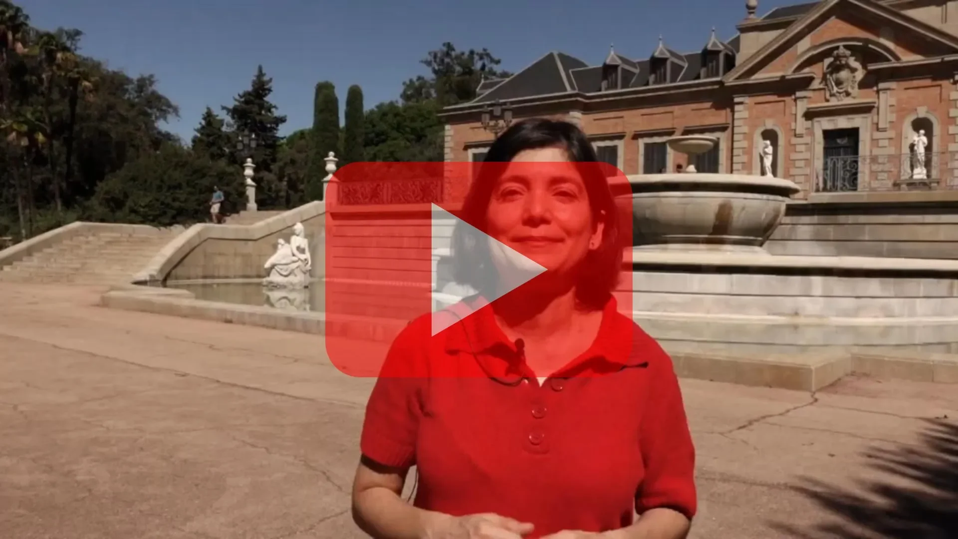 Portada del vídeo sobre la historia de Febs-Fourgirls. Muestra a la fundadora, Eliane, hablando en un jardín clásico, con un botón de play superpuesto.